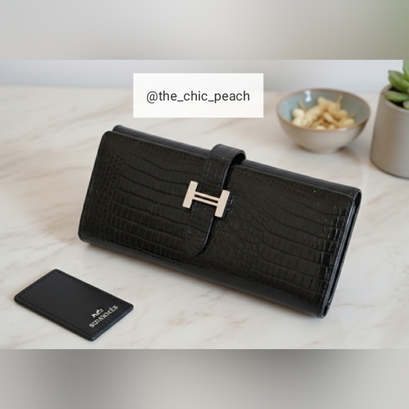 Handbags - 🩷$5 |  Elegant Black Crocodile Embossed Wallet – Pristine Condition